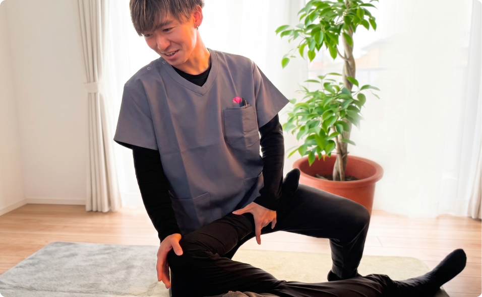 リハビリをする男性スタッフの写真