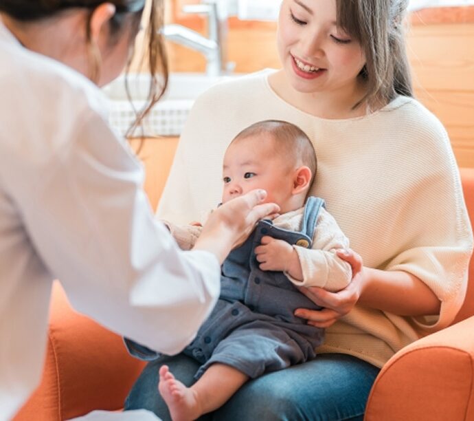 乳児の診察の様子